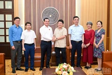 越共中央委员、越南劳动总联合会主席阮廷康同志造访《人民报》社。(世代 摄)