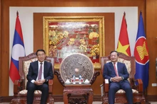 越南驻老挝大使阮明心会见老挝人民革命党中央对外部部长本勒瓦·潘达努翁。