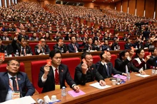 与会大笔进行表决。（陈海 摄）