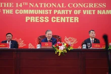 苏林总书记主持国际新闻发布会。