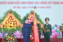 苏林总书记向国防工业总局授予“人民武装力量英雄”称号。（登科 摄）