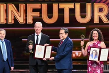 国会主席陈青敏向获奖科学家颁授奖状。（成达 摄）