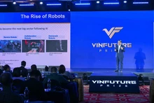 越南VinUni大学校长Tan Yap Peng教授发表演讲。