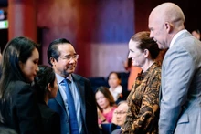 胡志明市人民委员会主席阮文得在仪式上和代表们交流。