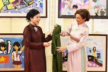 苏林总书记夫人吴芳璃与联合国教科文组织总干事奥黛丽·阿祖莱参观越南妇女博物馆。