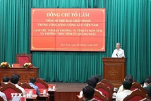 越共中央总书记苏林率领中央工作代表团与崑嵩省委常委会和广义省委常委在崑嵩省召开会议。