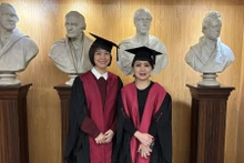 越德友谊医院整形外科医生杜氏玉玲（左）和108中央军医院面颅及整形外科中心副主任黎叶玲。（图片来源：越通社）