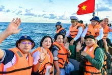 100位越南新闻工作者赴长沙群岛——一场意义之旅