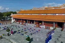 再现阮朝皇宫大年初一上朝仪式。