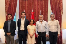 越南驻阿根廷大使吴明月会见拉丁美洲和加勒比国家公务人员联合会主席胡里奥·富恩特斯。（图片来源：越通社）