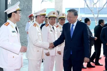 越共中央总书记走访慰问公安部安全调查局干部战士。