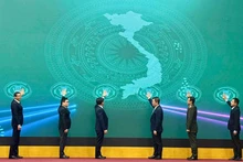 与会代表按下按钮，正式启动农产品溯源系统。