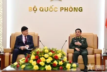 越南国防部长潘文江大将会见菲律宾国防部副部长伊里内奥·埃斯皮诺。（图片来源：人民军队报）