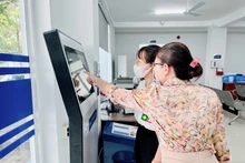 民众在线办理行政手续。