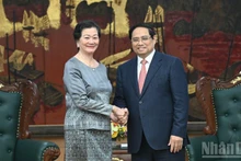 范明正总理会见即将离任的柬埔寨驻越南大使谢金塔。（陈海 摄）