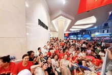 河内民众熬夜等待9·2国庆阅兵游行，这里是市中心的长前-牌街十字路口。（潘石 摄）