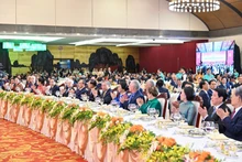9月1日晚，越南党和国家领导人在国家会议中心隆重举行国庆招待会，庆祝越南社会主义共和国成立80周年。（幸源 摄）