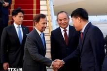 文莱达鲁萨兰国苏丹哈吉·哈桑纳尔·博尔基亚抵达河内，开始对越南进行国事访问。（图片来源：越通社）