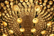 圣诞树在搭建过程中充分计算了抗风能力，并加固多条钢缆，以确保整体结构稳固、安全。（图片来源：越通社）