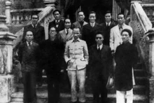 1945年9月3日上午，胡志明主席与越南民主共和国临时政府委员会成员举行首次会议。（图片来源：越通社）