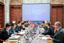 越南政府副总理阮志勇同意大利企业与“意大利制造部”部长阿道夫·乌尔索共商推进越意经济外交和加强贸易与投资合作。