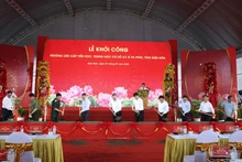 苏林总书记同各位代表实施西帕芬乡九年一贯制学校开工仪式。(图片来源:越通社)