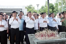 苏林总书记在奠边省敬香缅怀英雄烈士。（图片来源：越通社）