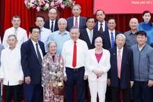 越共中央总书记苏林与南部地区历届越共中央委员合影。