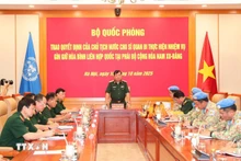 向赴南苏丹执行维和任务的官兵颁发国家主席任命决定。（图片来源：越通社）