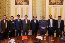 越南共产党代表团与葡萄牙检察院举行工作会谈。