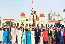 回国出席胡志明市海外侨胞喜迎丙午年新春见面会的海外侨胞代表。