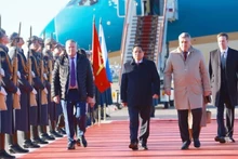 越南政府总理范明正对俄罗斯联邦进行正式访问的欢迎仪式在伏努科沃2国际机场隆重举行，由俄罗斯联邦外交部副部长鲁登科·安德烈·尤里耶维奇主持。（图片来源：杨江/越通社）