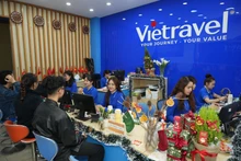 附图：Vietravel工作人员对旅客提供咨询。