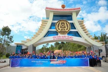 参加联欢节的青年代表在布依口岸合影。