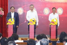 越共中央总书记苏林，越南政府总理范明正，中央书记处常务书记陈锦秀出席仪式。