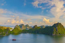 拜子龙湾被美国杂志誉为'东南亚奇观'。