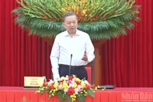 苏林总书记发表讲话。