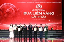 苏林总书记，范明正总理与得奖者合影。