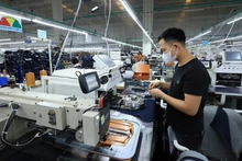 富寿省的一家服装配件生产工厂。（图片来源：越通社）