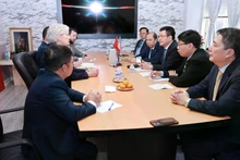 越南工贸部部长阮鸿延分别与耐克和沃尔玛的领导人举行工作会谈。