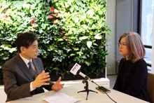 韩国-越南经济文化交流协会常务副主席权成泽接受采访。（图片来源：越通社）