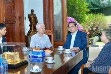 范明正总理看望慰问原国家主席阮明哲。