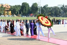 出席全国爱国竞赛大会的代表团拜谒胡志明主席陵。