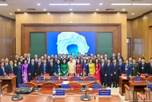 苏林总书记同越共第十四届中央委员后备干部培训班（第四期）学员交流谈话。