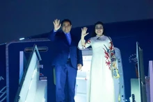 越南政府总理范明正离开阿尔及利亚，启程前往南非应邀出席G20峰会。（图片来源：越通社）