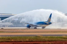 12月15日15时58分钟，一架编号为VN 5001的波音787客机安全降落在隆城国际机场。