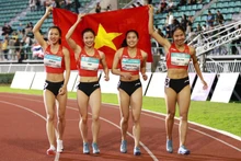 女子4x100米接力赛，冯氏慧、黎氏锦绣、轲青竹、何氏秋摘得银牌。