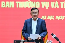 越共中央政治局委员、中央书记处常务书记、中央党机关党委书记陈锦秀主持会议。（维灵 摄）