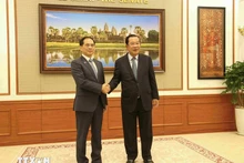 越南政府副总理裴青山与柬埔寨人民党主席、参议院主席洪森亲王。（图片来源：越通社）