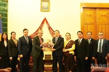 越南驻俄罗斯联邦大使馆代表团前往老挝驻俄罗斯大使馆致以节日祝贺。